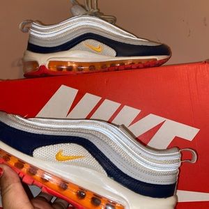 I’m selling these air max 200s